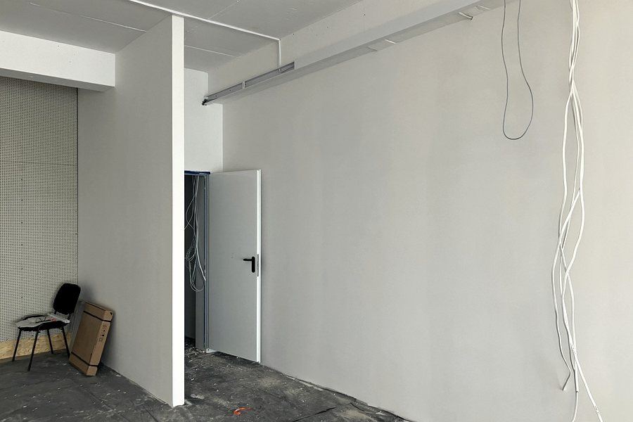 Instalacje elektryczne w obiekcie Screen Golf przed otwarciem